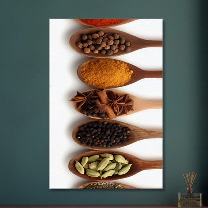 Harissa, Curry, Pfeffer, Kreuzkümmel, Vanille, Kardamomkapseln und Koriander im Holzlöffel auf einer Leinwand