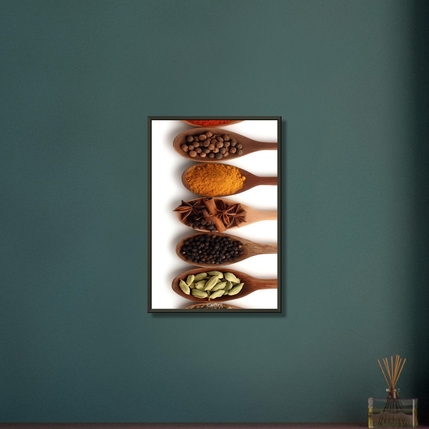 Harissa, Curry, Pfeffer, Kreuzkümmel, Vanille, Kardamomkapseln und Koriander im Holzlöffel auf einem Poster im Metallrahmen