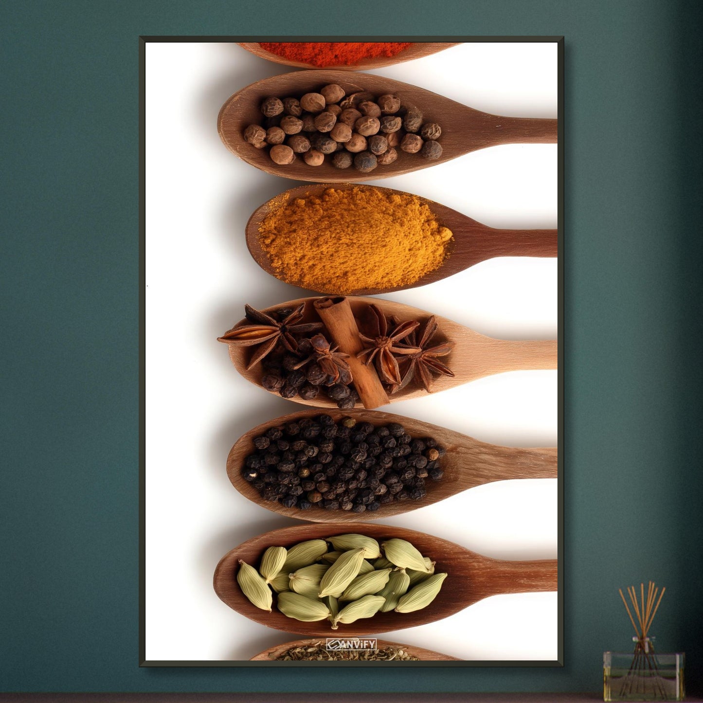 Harissa, Curry, Pfeffer, Kreuzkümmel, Vanille, Kardamomkapseln und Koriander im Holzlöffel auf einem Poster im Metallrahmen