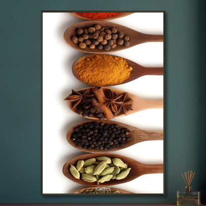 Harissa, Curry, Pfeffer, Kreuzkümmel, Vanille, Kardamomkapseln und Koriander im Holzlöffel auf einem Poster im Metallrahmen