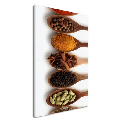 Harissa, Curry, Pfeffer, Kreuzkümmel, Vanille, Kardamomkapseln und Koriander im Holzlöffel auf einer Leinwand