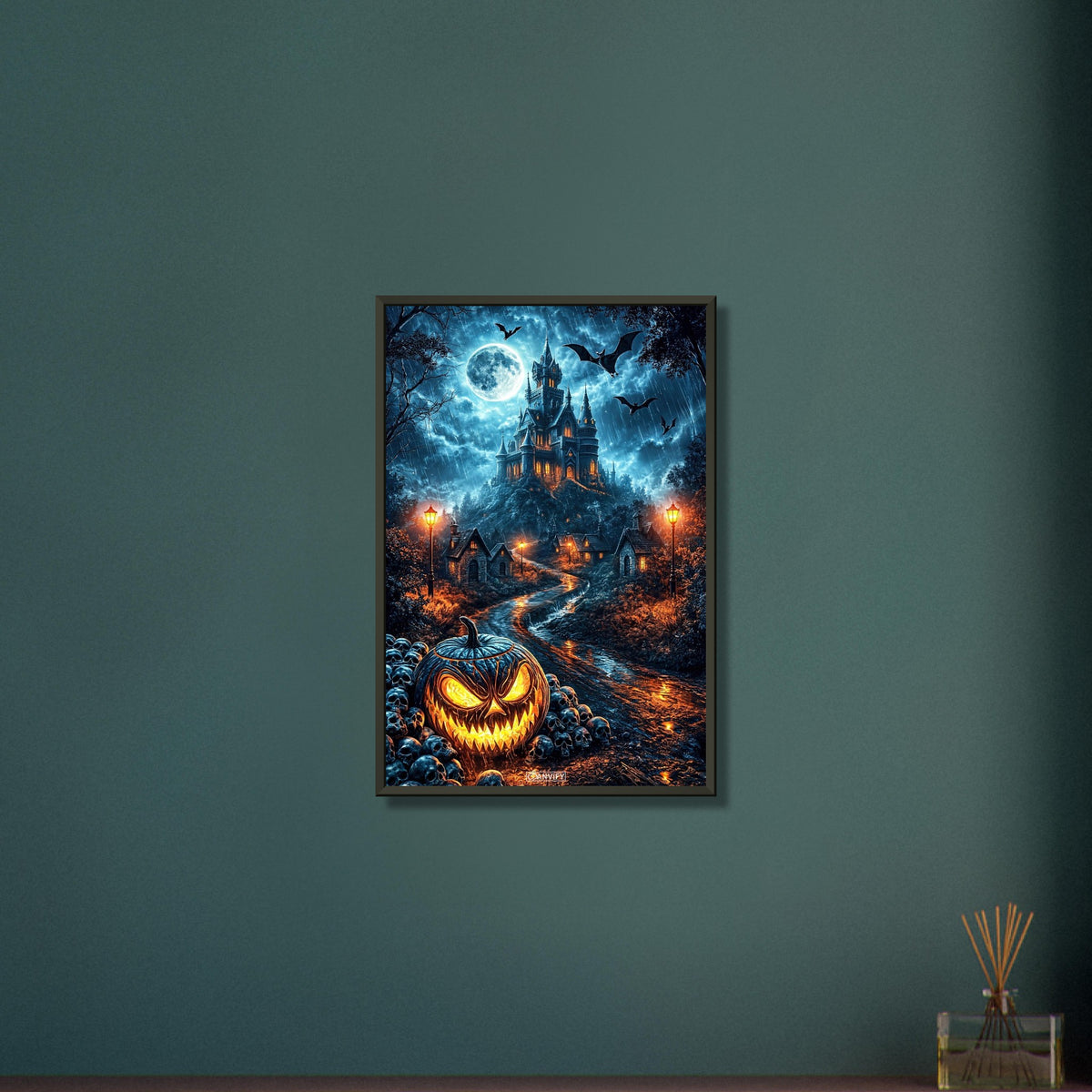 Gruseliger Kürbis steht im Haufen voller Totenköpfe in einer regnerischen Vollmondnacht vor einem Schloss mit Fledermäusen auf einem Poster im Metallrahmen