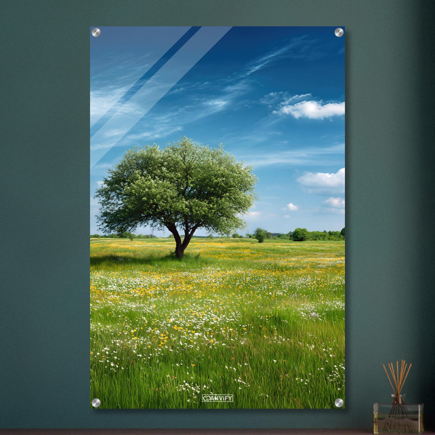 Blühende Frühlingswiese mit einem Baum und blauem Himmel auf einem Acrylbild