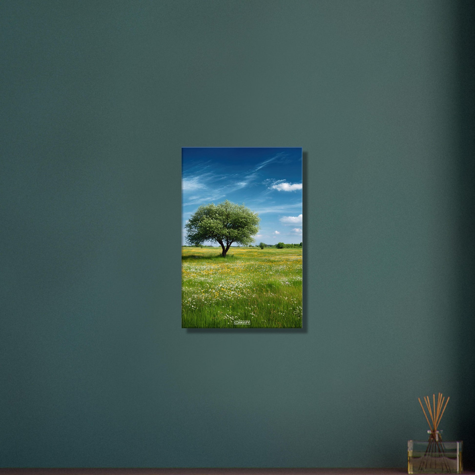 Blühende Frühlingswiese mit einem Baum und blauem Himmel auf einer Leinwand