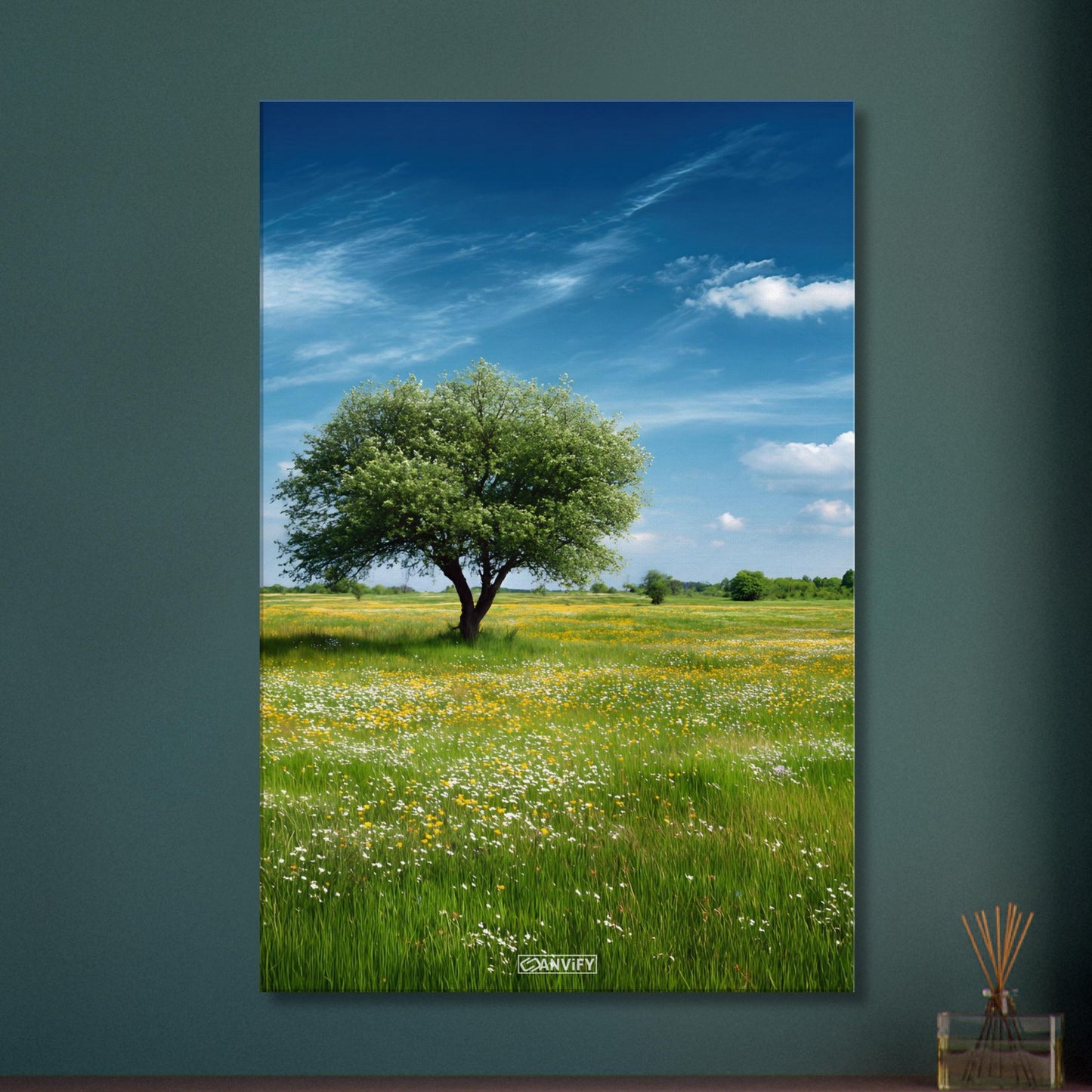 Blühende Frühlingswiese mit einem Baum und blauem Himmel auf einer Leinwand