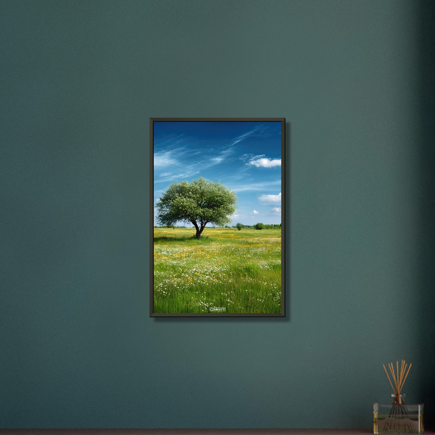 Blühende Frühlingswiese mit einem Baum und blauem Himmel auf einem Poster im Metallrahmen