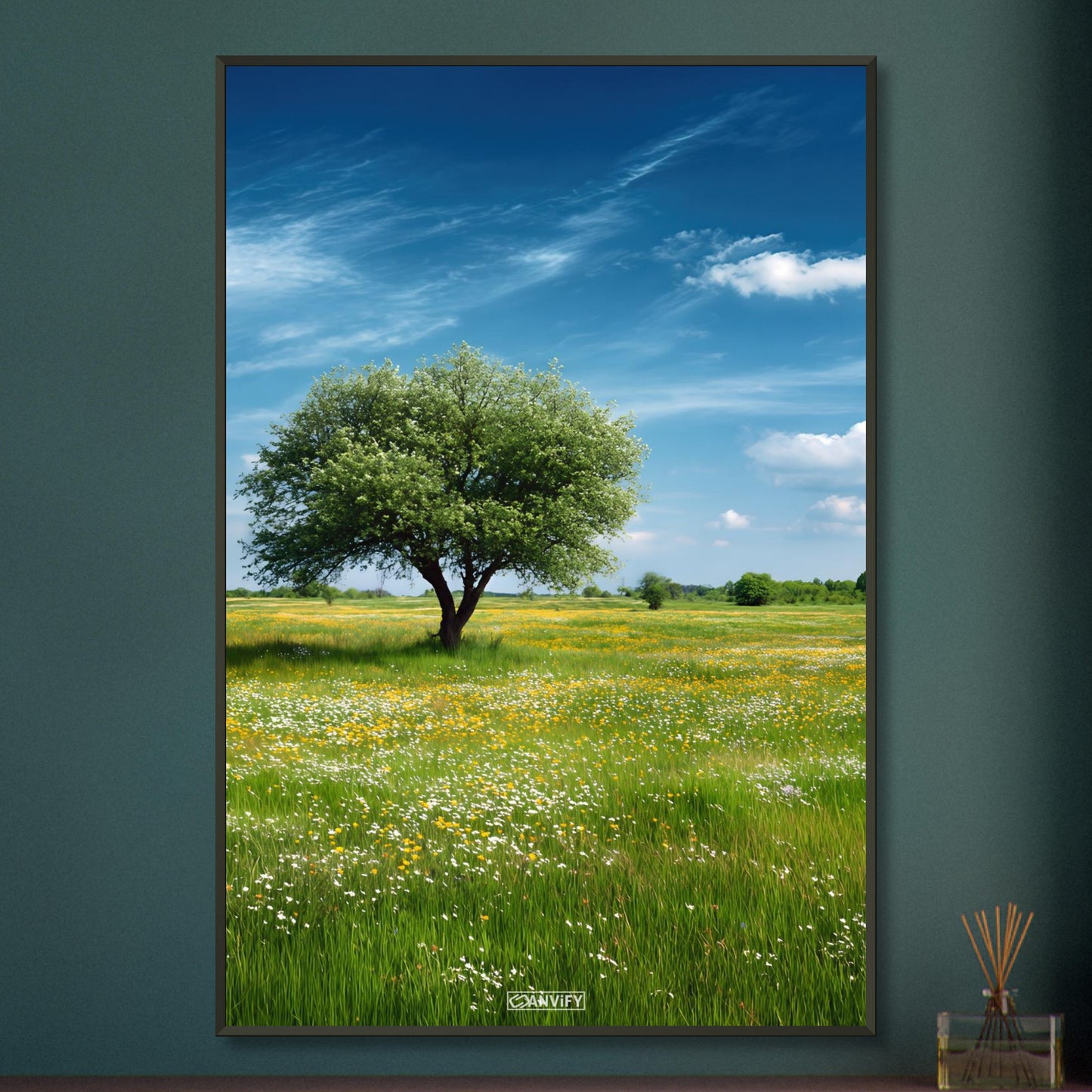 Blühende Frühlingswiese mit einem Baum und blauem Himmel auf einem Poster im Metallrahmen