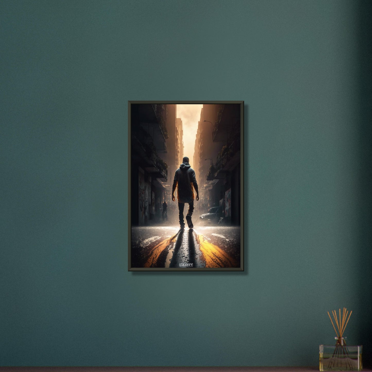 Stadtnomade aus Cyberpunk 2077 geht durch die Gassen von Night City auf einem Poster im Metallrahmen