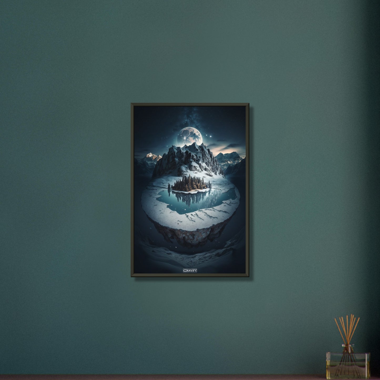 Vollmond über dem Bergsee und den Alpen auf einem Poster im Metallrahmen