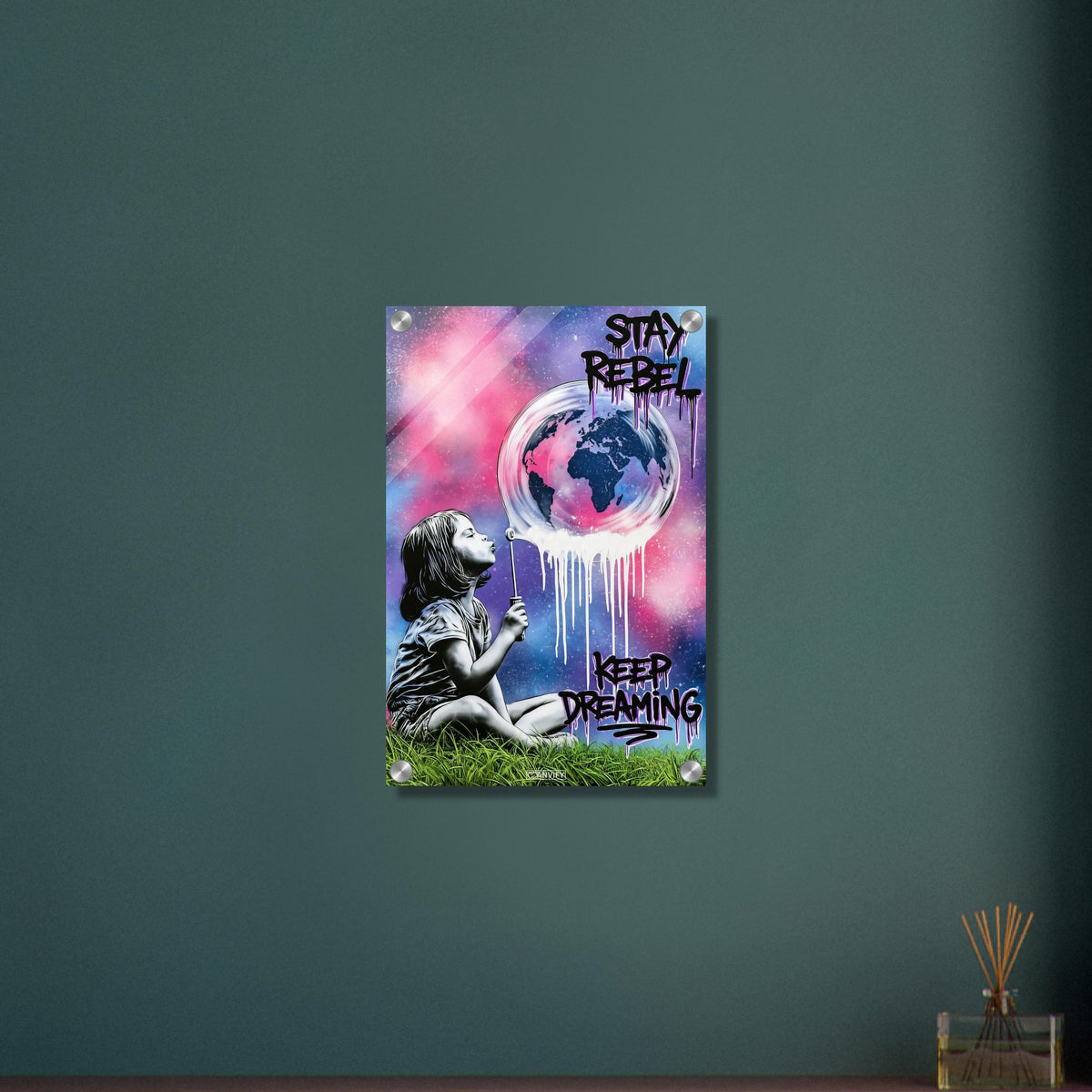 Mädchen pustet eine Seifenblase mit einer Weltkugel darin auf und mit Spruch 'Stay Rebel, Keep Dreaming' im Pop Art Stil auf einem Acrylbild