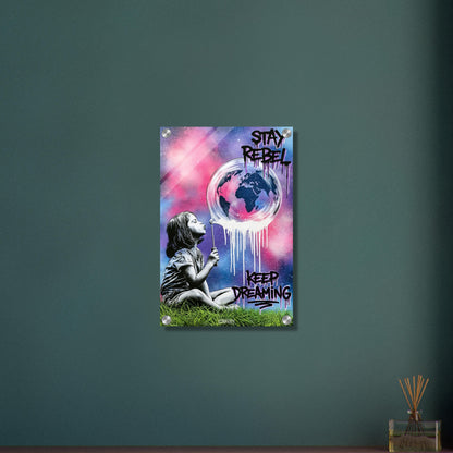Mädchen pustet eine Seifenblase mit einer Weltkugel darin auf und mit Spruch 'Stay Rebel, Keep Dreaming' im Pop Art Stil auf einem Acrylbild