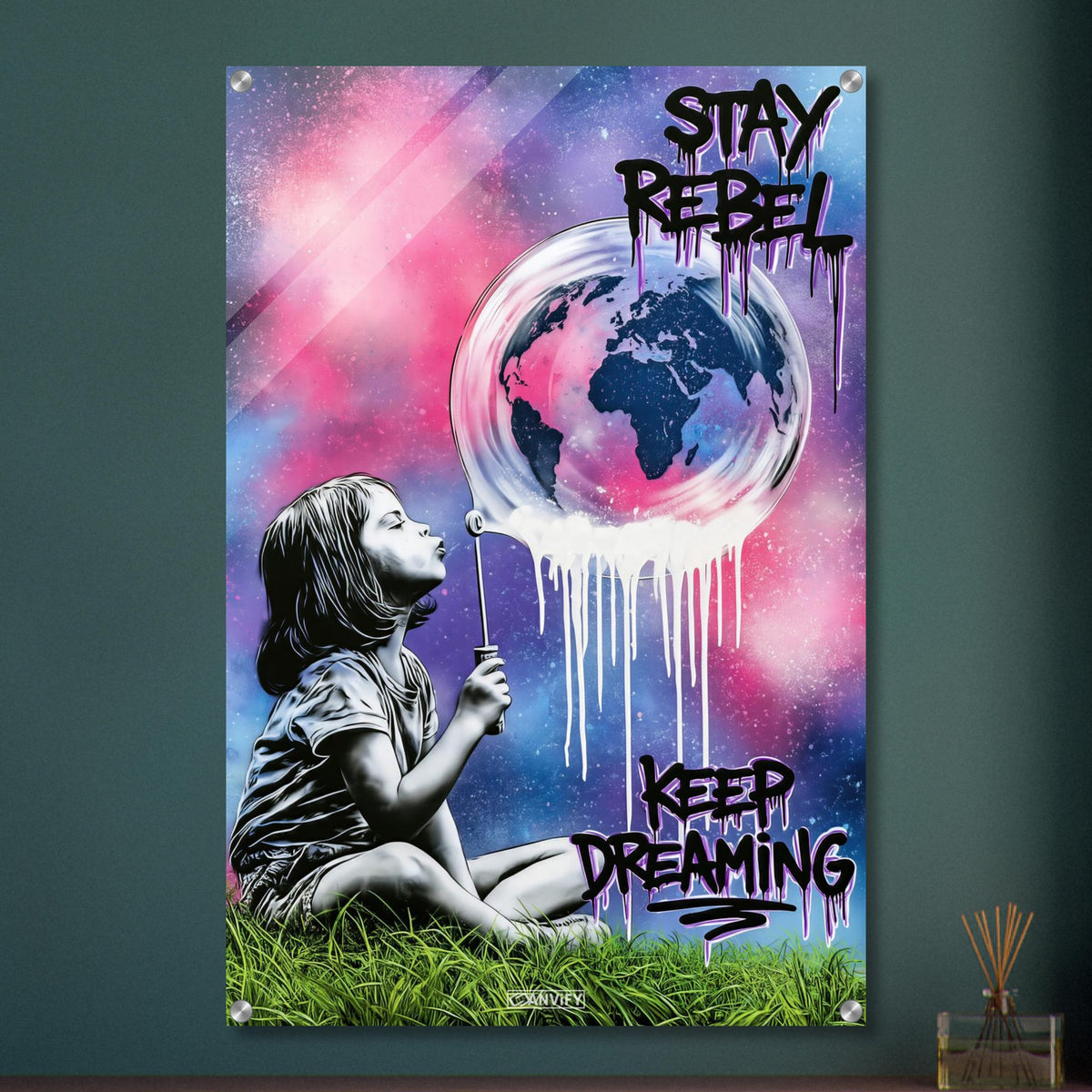 Mädchen pustet eine Seifenblase mit einer Weltkugel darin auf und mit Spruch 'Stay Rebel, Keep Dreaming' im Pop Art Stil auf einem Acrylbild