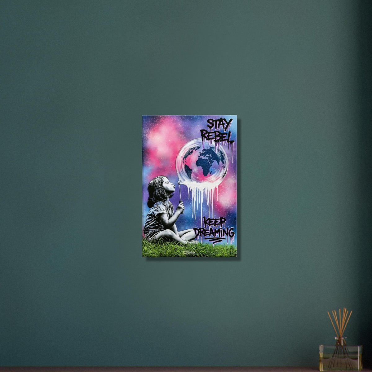 Mädchen pustet eine Seifenblase mit einer Weltkugel darin auf und mit Spruch 'Stay Rebel, Keep Dreaming' im Pop Art Stil auf einer Leinwand