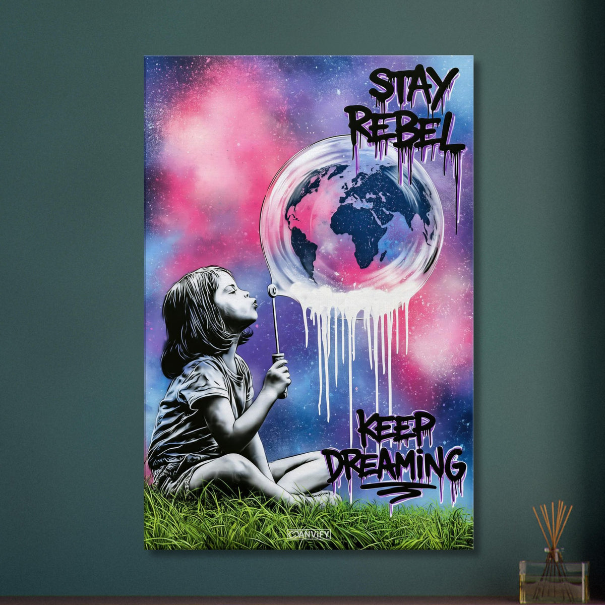 Mädchen pustet eine Seifenblase mit einer Weltkugel darin auf und mit Spruch 'Stay Rebel, Keep Dreaming' im Pop Art Stil auf einer Leinwand