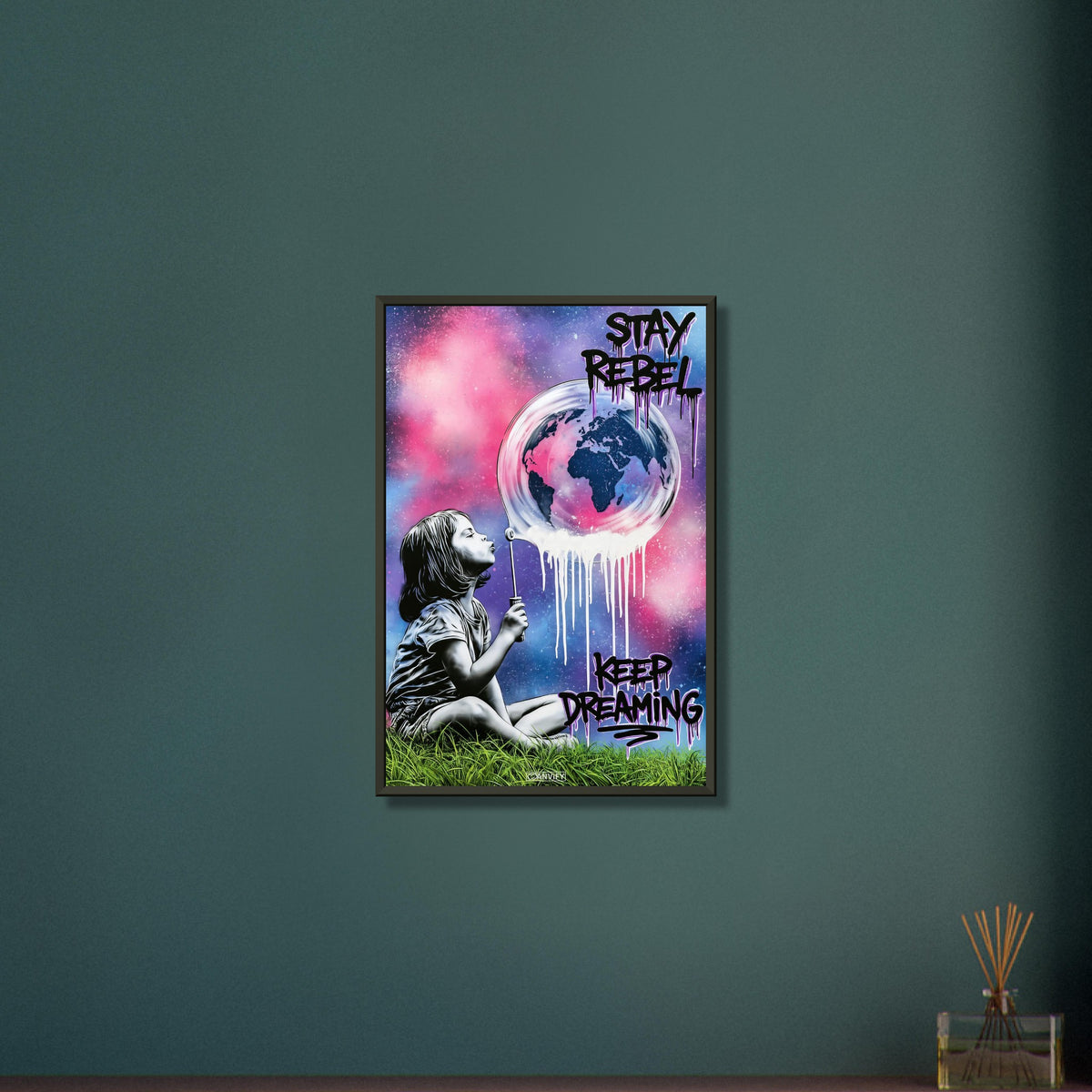 Mädchen pustet eine Seifenblase mit einer Weltkugel darin auf und mit Spruch 'Stay Rebel, Keep Dreaming' im Pop Art Stil auf einem Poster im Metallrahmen