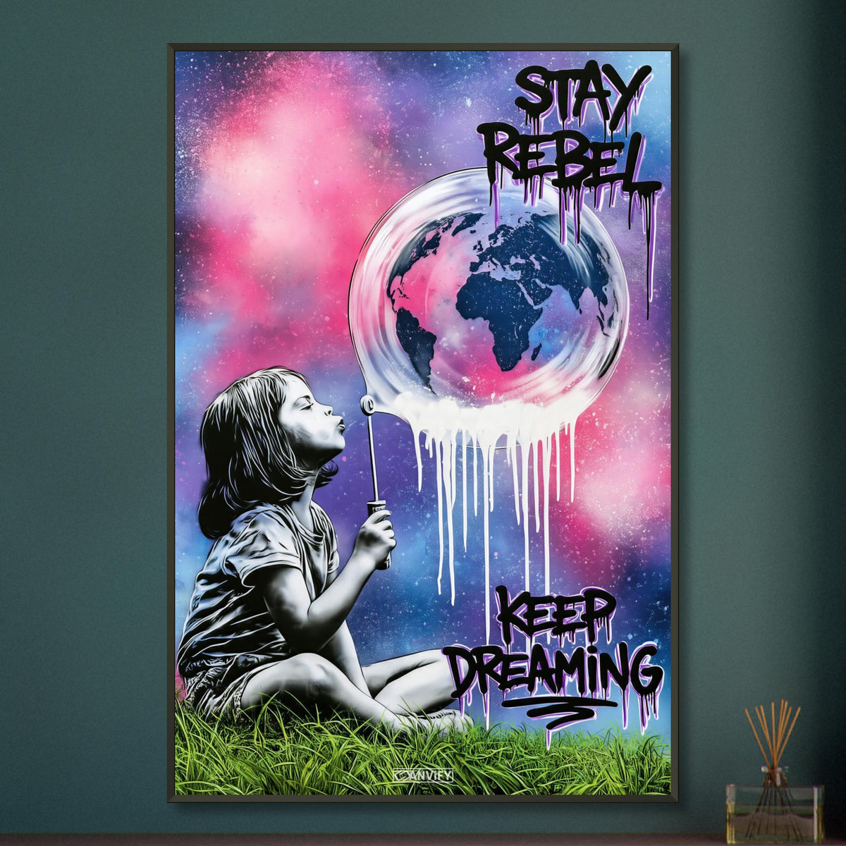 Mädchen pustet eine Seifenblase mit einer Weltkugel darin auf und mit Spruch 'Stay Rebel, Keep Dreaming' im Pop Art Stil auf einem Poster im Metallrahmen