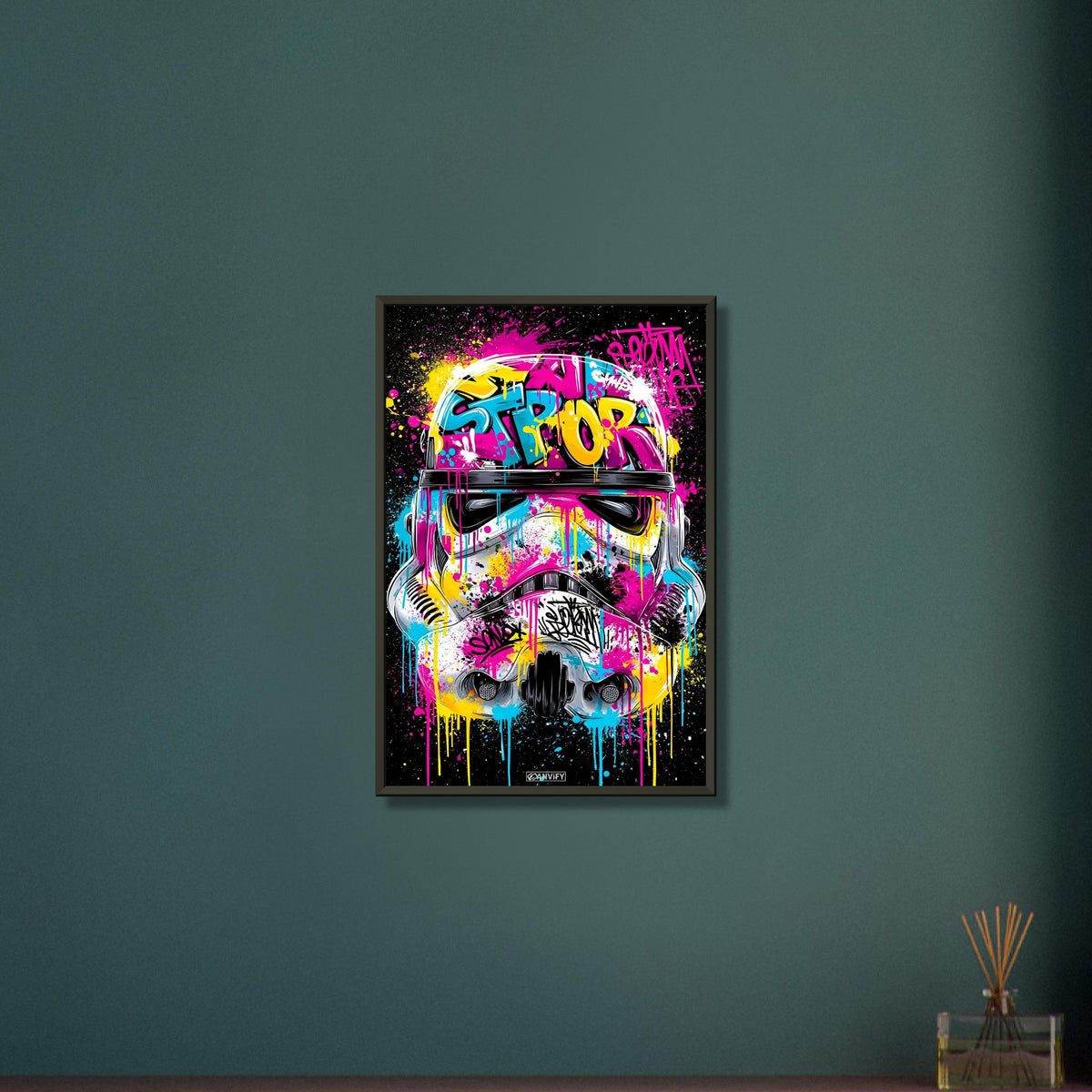 Stormtrooper Helm im Graffiti Street Art Stil auf einem Poster im Metallrahmen