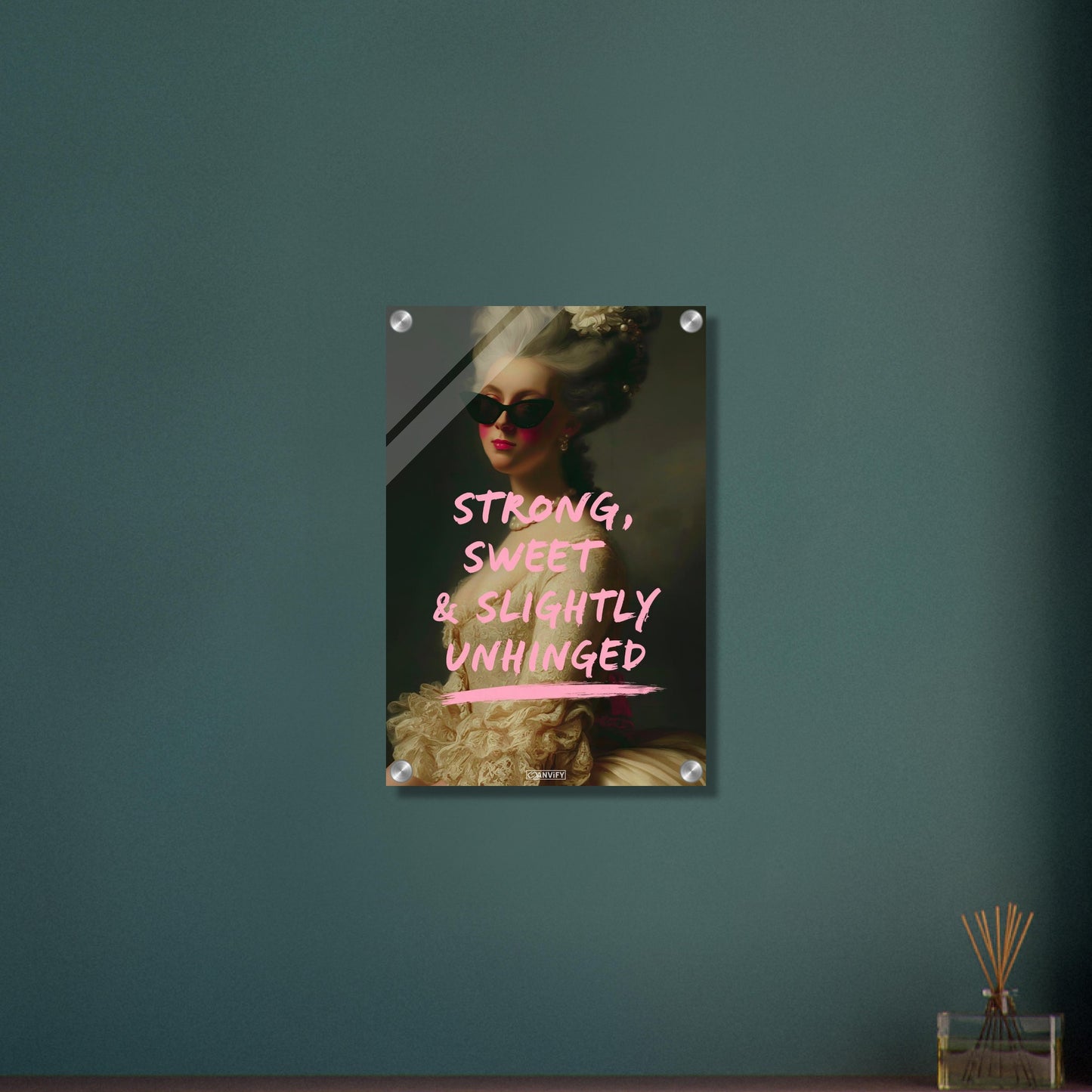 Prinzessin mit einer Sonnenbrille und einem Spruch "Strong, Sweet and Slightly Unhinged" auf einem Acrylbild