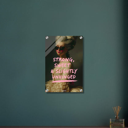 Prinzessin mit einer Sonnenbrille und einem Spruch "Strong, Sweet and Slightly Unhinged" auf einem Acrylbild