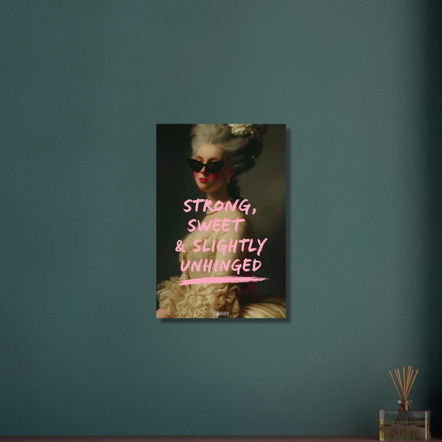 Prinzessin mit einer Sonnenbrille und einem Spruch "Strong, Sweet and Slightly Unhinged" auf Aluminium