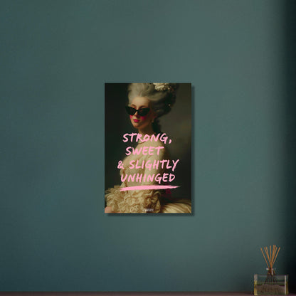 Prinzessin mit einer Sonnenbrille und einem Spruch "Strong, Sweet and Slightly Unhinged" auf Aluminium