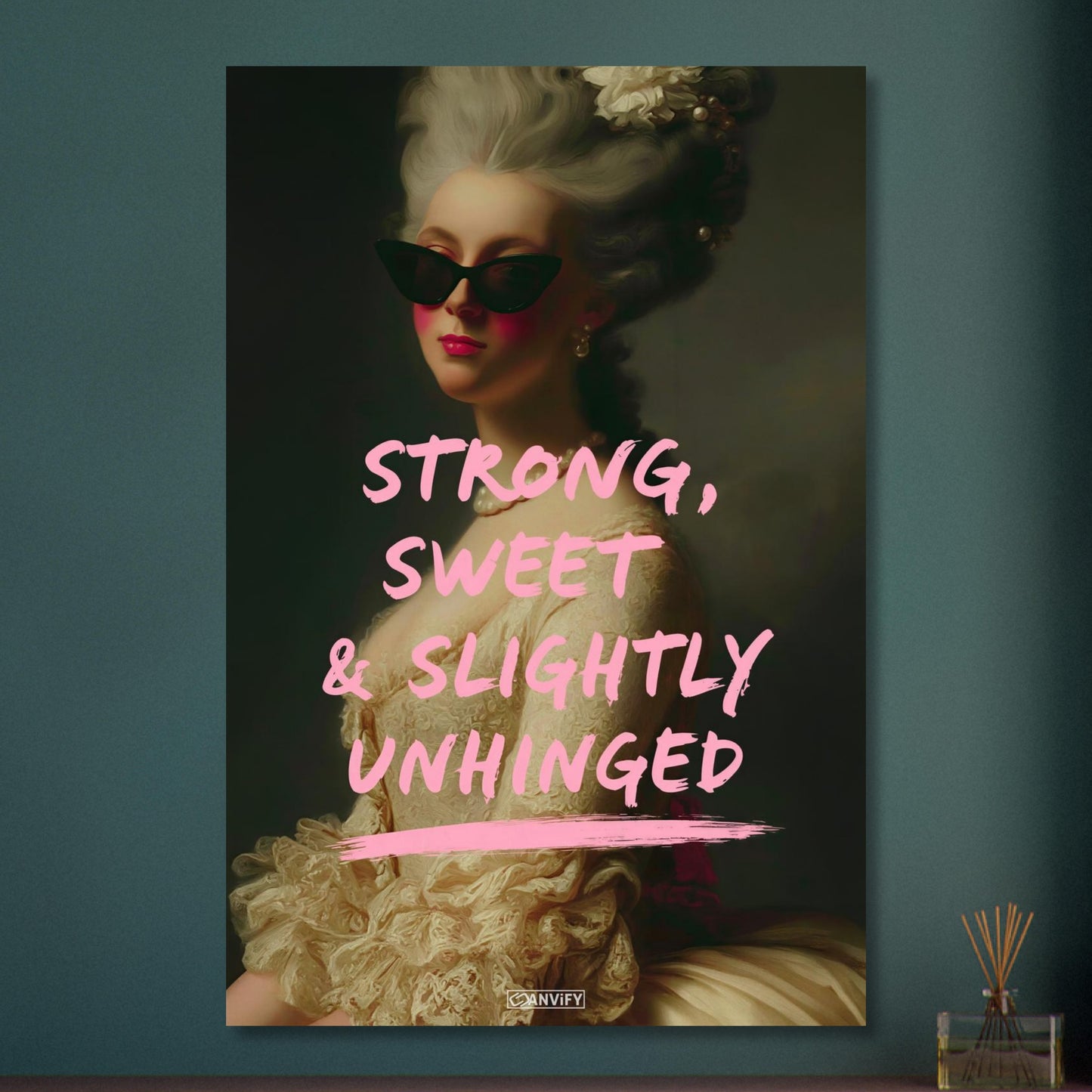Prinzessin mit einer Sonnenbrille und einem Spruch "Strong, Sweet and Slightly Unhinged" auf Aluminium