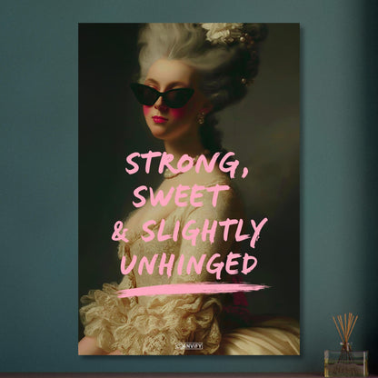 Prinzessin mit einer Sonnenbrille und einem Spruch "Strong, Sweet and Slightly Unhinged" auf Aluminium
