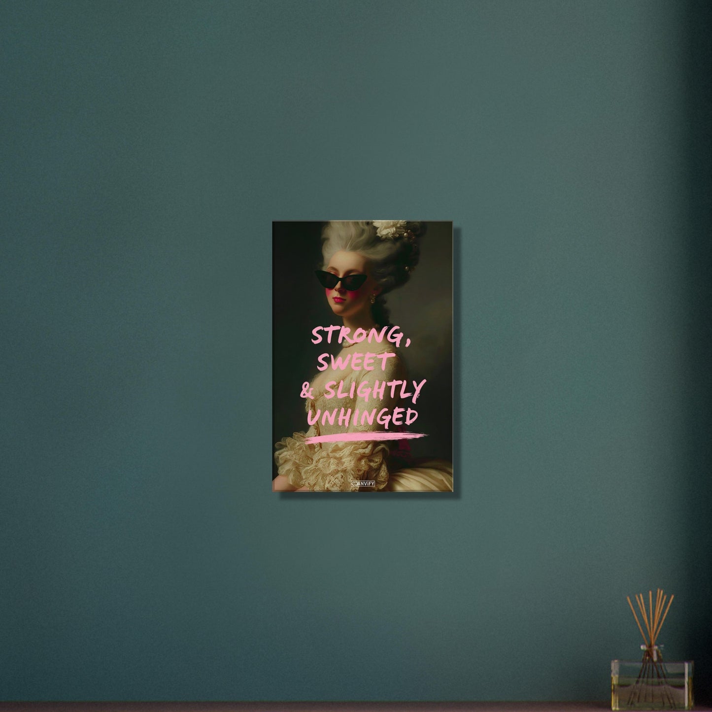 Prinzessin mit einer Sonnenbrille und einem Spruch "Strong, Sweet and Slightly Unhinged" auf einer Leinwand