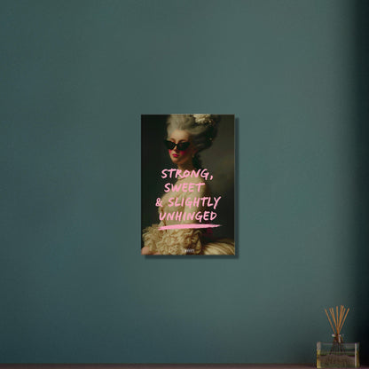Prinzessin mit einer Sonnenbrille und einem Spruch "Strong, Sweet and Slightly Unhinged" auf einer Leinwand