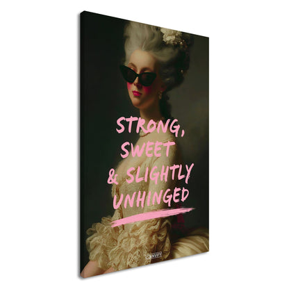 Prinzessin mit einer Sonnenbrille und einem Spruch "Strong, Sweet and Slightly Unhinged" auf einer Leinwand