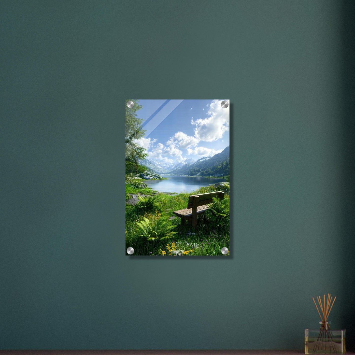 Atemberaubender See mit einer Sitzbank und schneebedeckten Berggipfeln auf einem Acrylbild