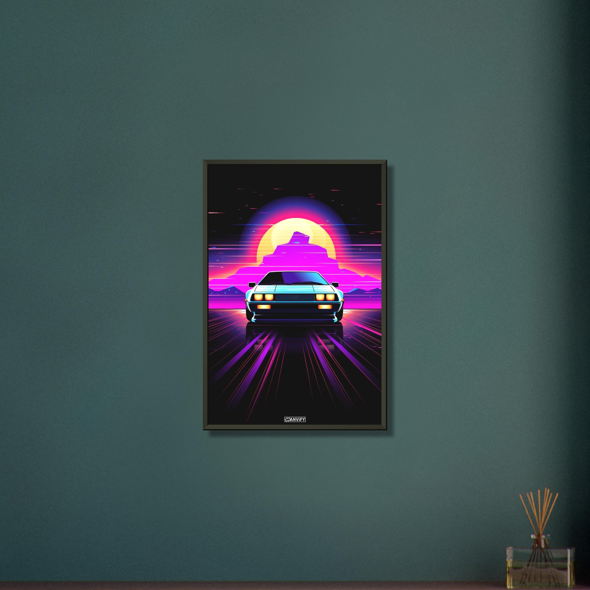 DeLorean DMC-12 aus dem Film Zurück in die Zukunft im einfachen Retrodesign und Blau und Lila Farbtönen auf einem Poster im Metallrahmen