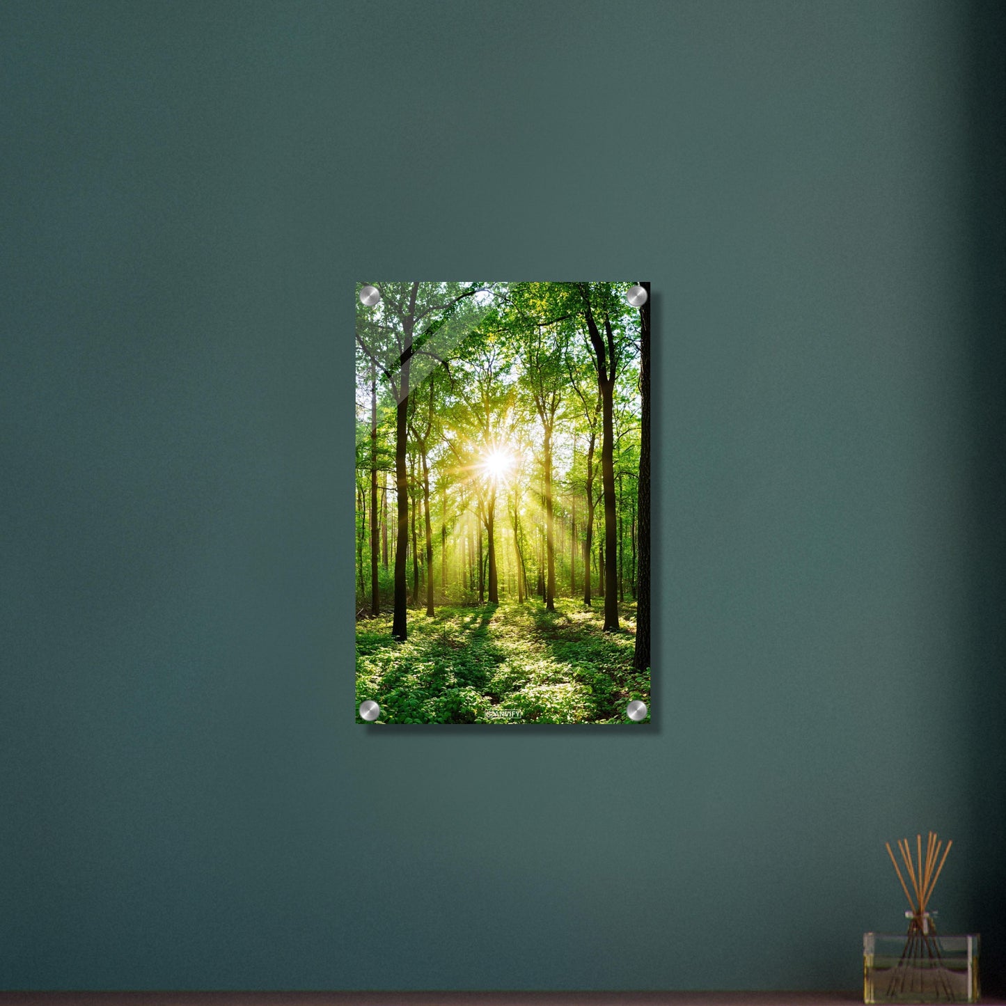 Sonnenstrahlen brechen durch grünes Blätterdach in dichtem Wald auf einem Acrylbild