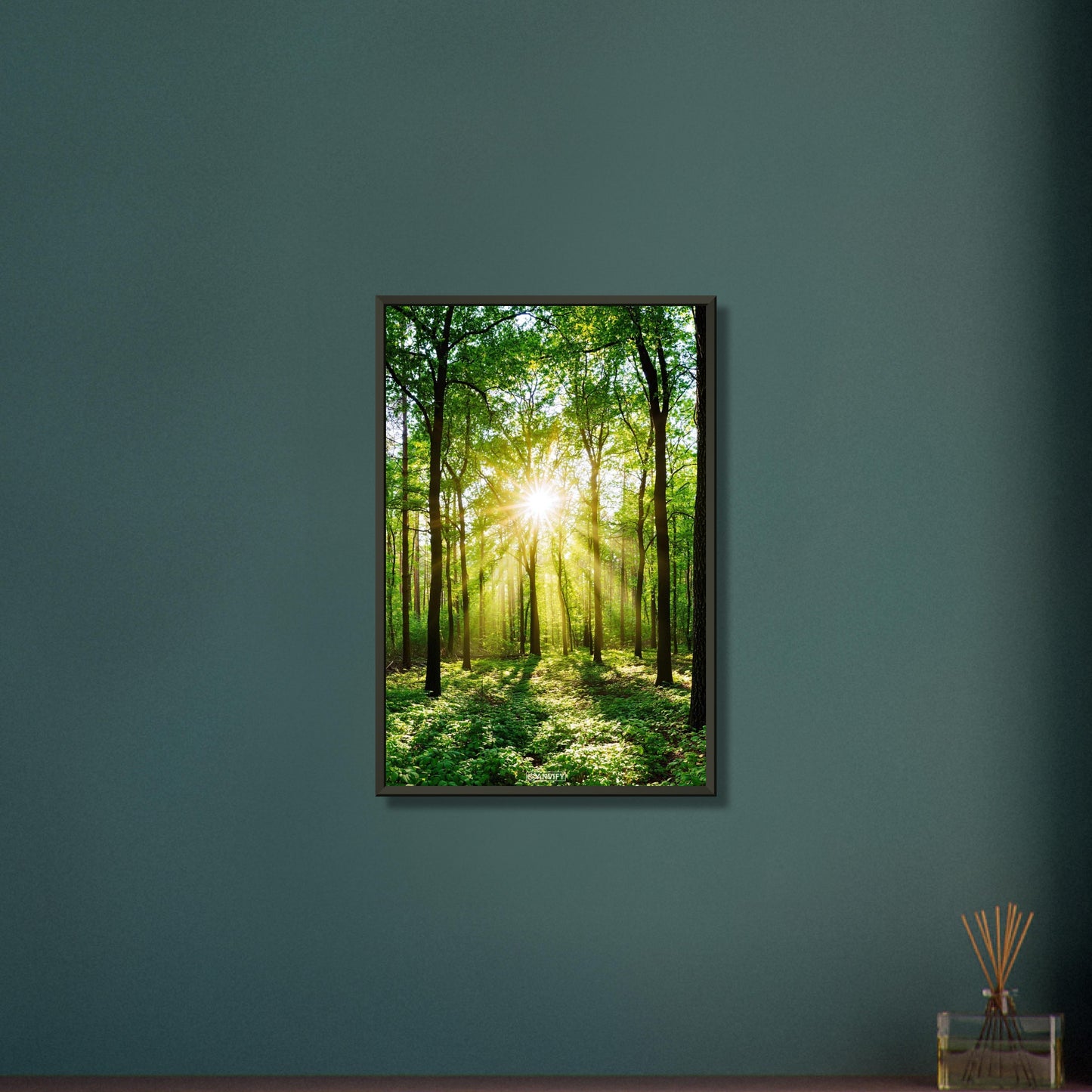 Sonnenstrahlen brechen durch grünes Blätterdach in dichtem Wald auf einem Poster im Metallrahmen