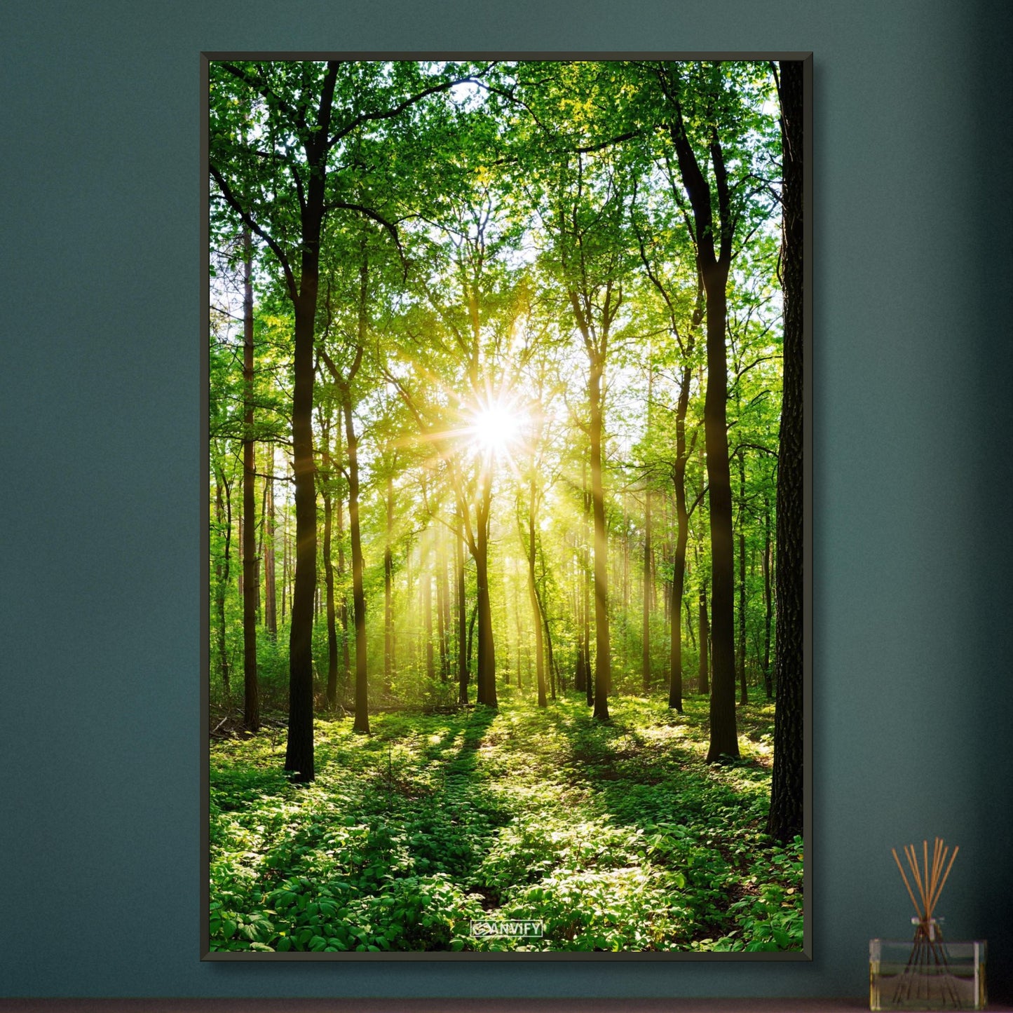 Sonnenstrahlen brechen durch grünes Blätterdach in dichtem Wald auf einem Poster im Metallrahmen