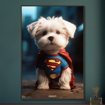 Malteser in einem Superhelden Kostüm von Superman auf einem Poster im Metallrahmen