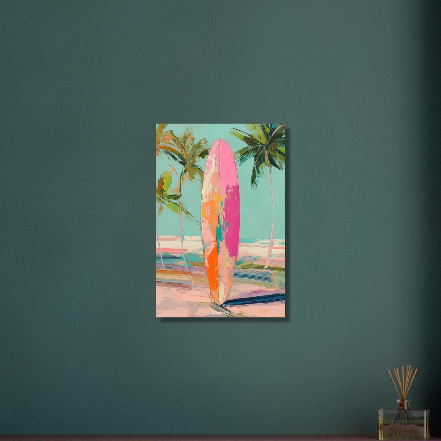 Surfbrett gemalt in abstrakten Acrylfarben auf Aluminium