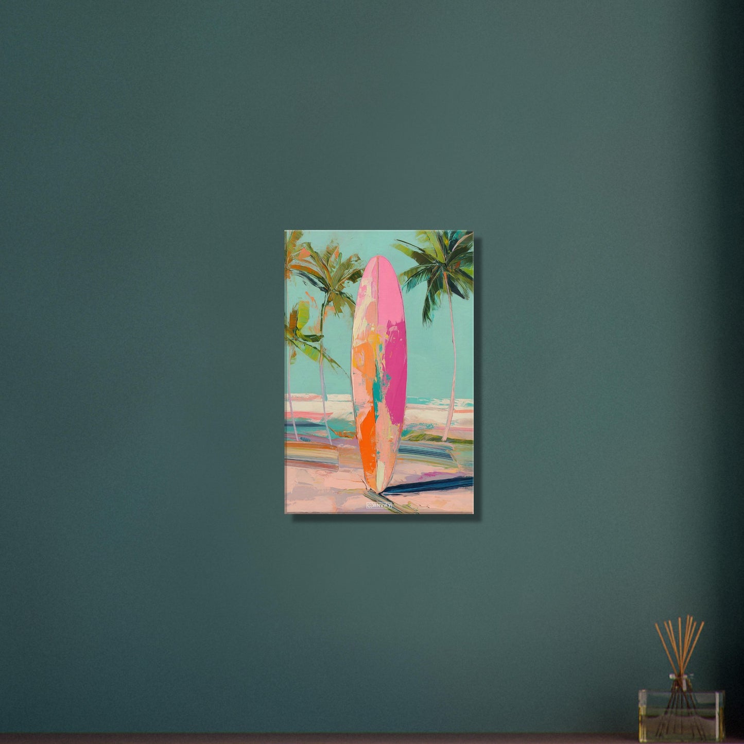 Surfbrett gemalt in abstrakten Acrylfarben auf einer Leinwand