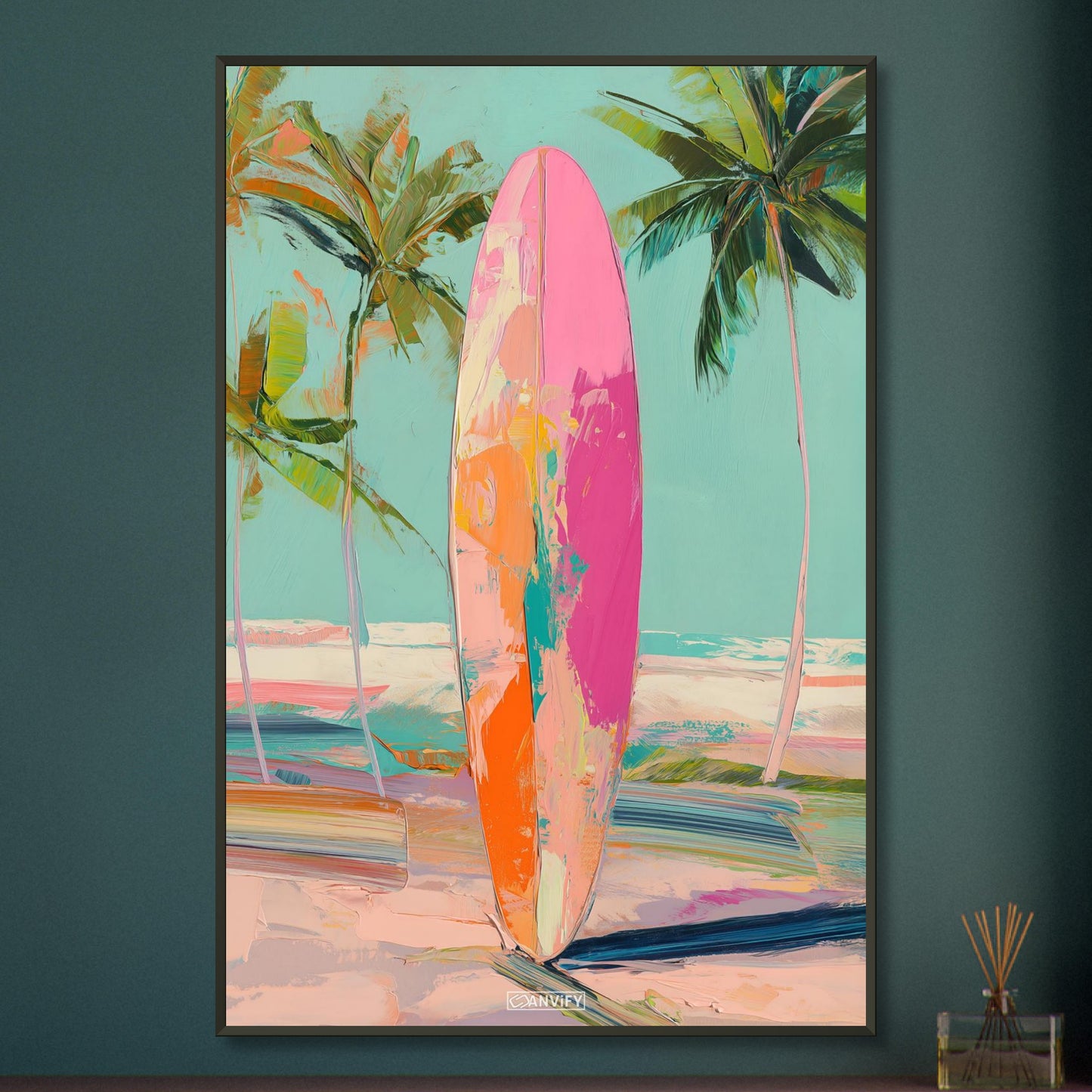 Surfbrett gemalt in abstrakten Acrylfarben auf einem Poster im Metallrahmen