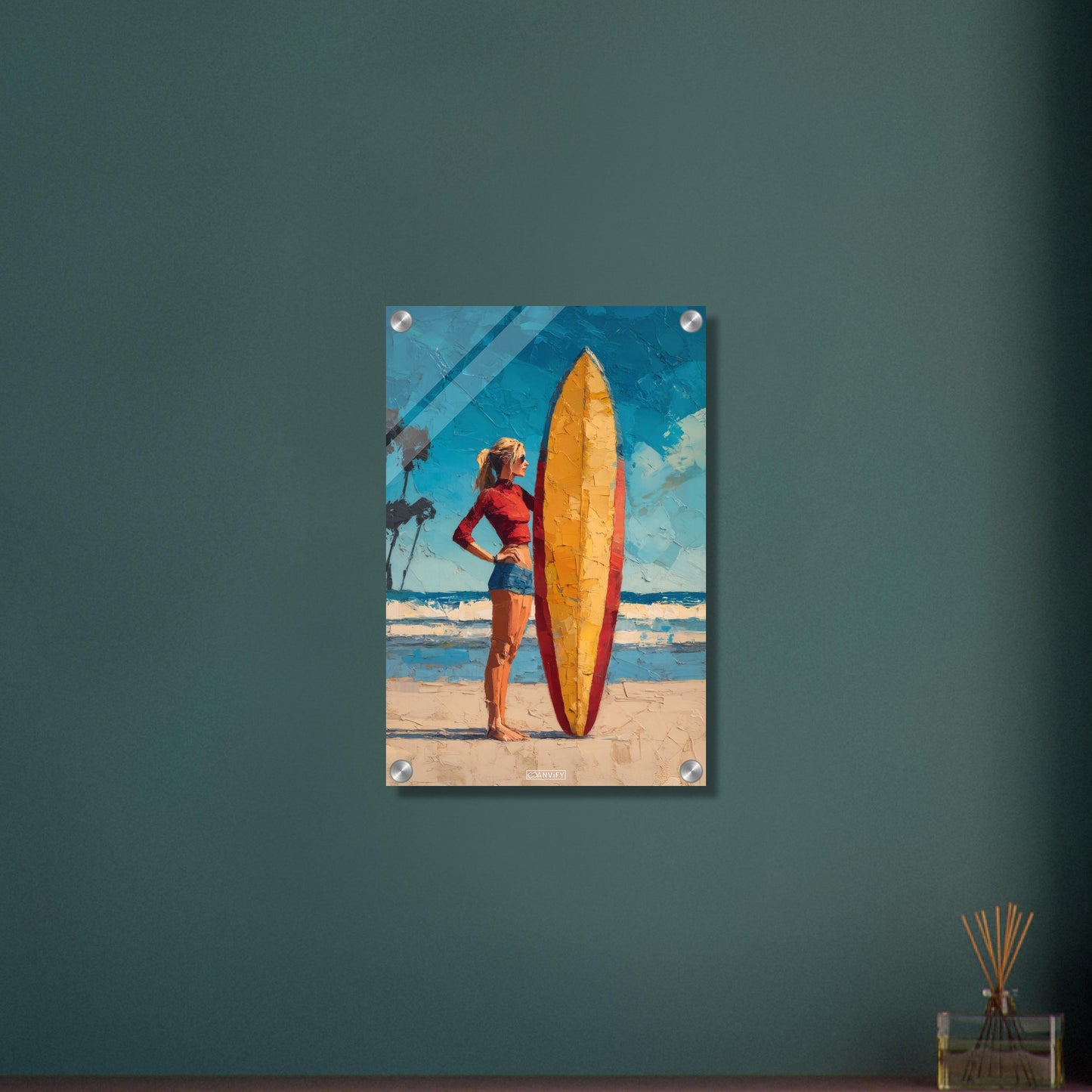 Surfermädchen mit rotem Top und blauer Hotpants und mit einem Surfbrett am Strand auf einem Acrylbild