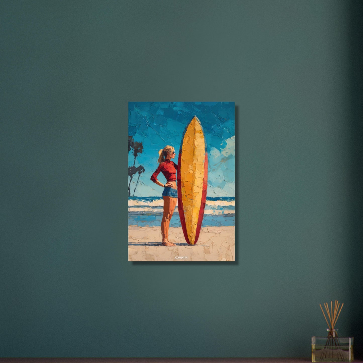 Surfermädchen mit rotem Top und blauer Hotpants und mit einem Surfbrett am Strand auf Aluminium