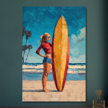 Surfermädchen mit rotem Top und blauer Hotpants und mit einem Surfbrett am Strand auf Aluminium