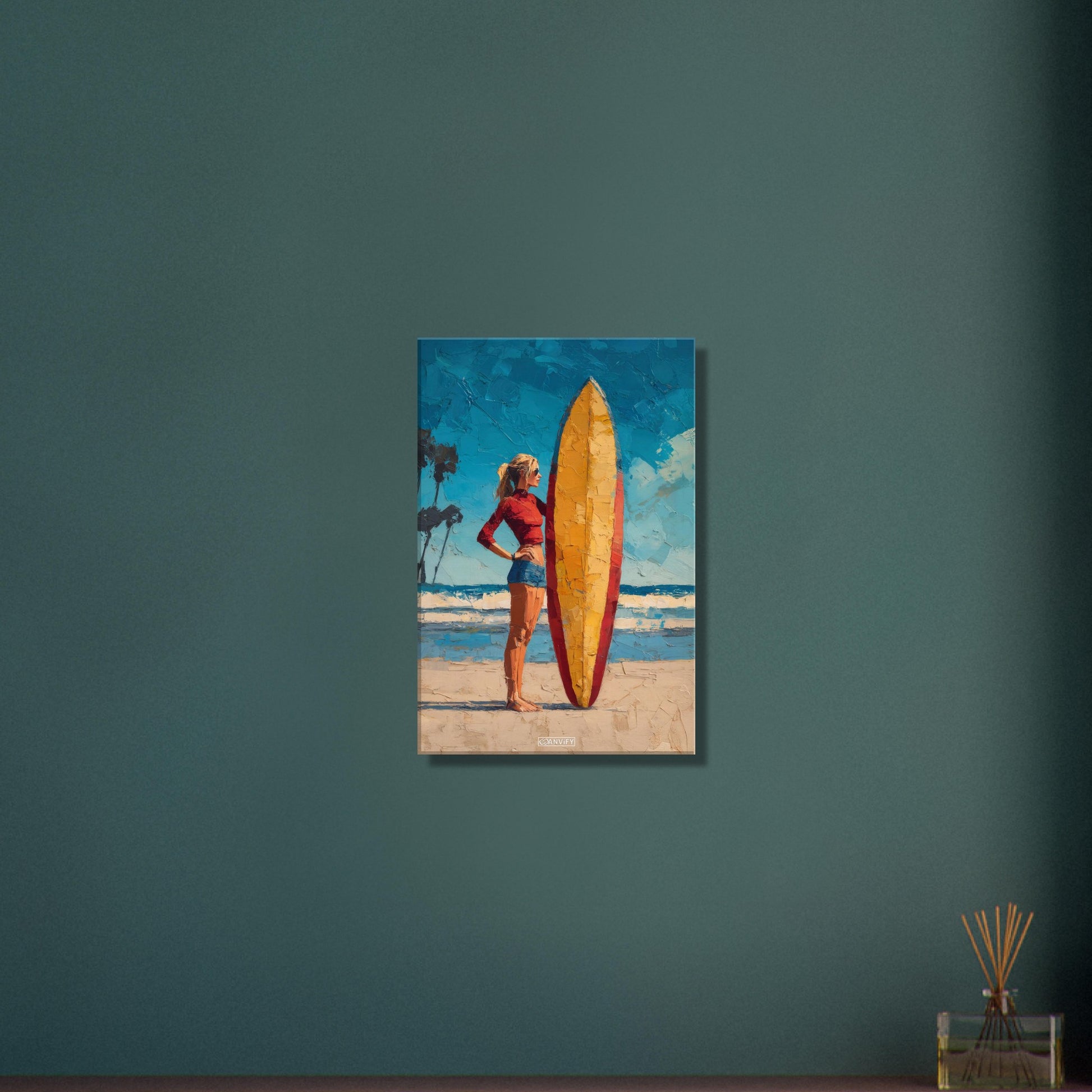 Surfermädchen mit rotem Top und blauer Hotpants und mit einem Surfbrett am Strand auf einer Leinwand