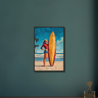 Surfermädchen mit rotem Top und blauer Hotpants und mit einem Surfbrett am Strand auf einem Poster im Metallrahmen