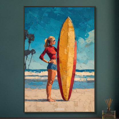 Surfermädchen mit rotem Top und blauer Hotpants und mit einem Surfbrett am Strand auf einem Poster im Metallrahmen