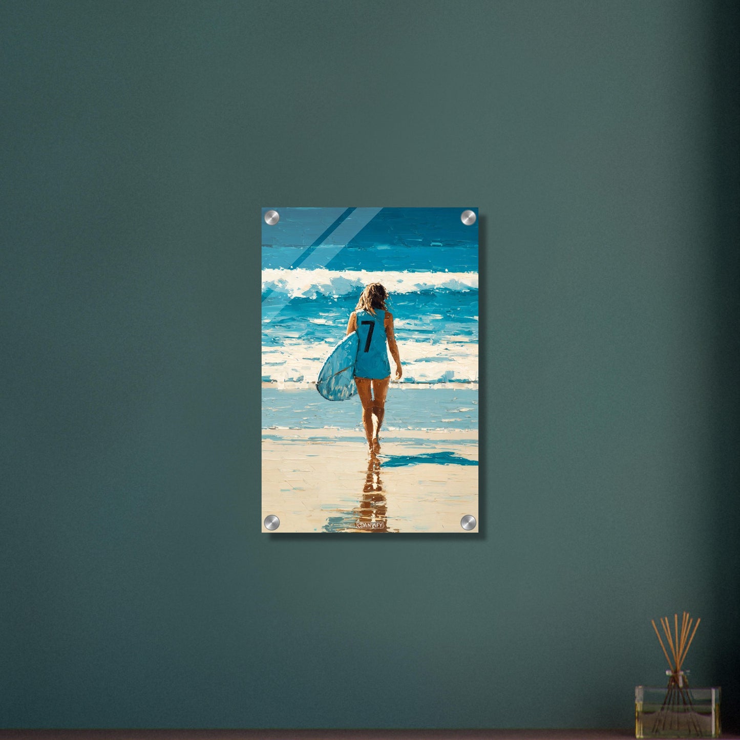 Surfermädchen mit blauem Neopren-Top und einem Surfbrett in der Hand auf einem Acrylbild
