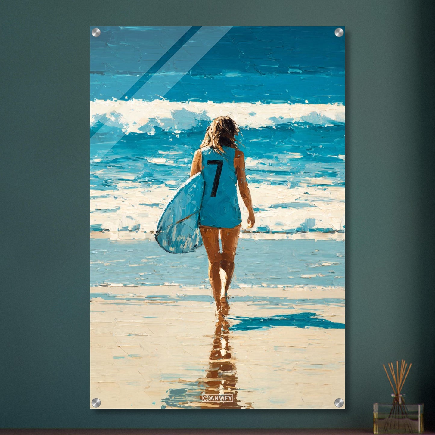 Surfermädchen mit blauem Neopren-Top und einem Surfbrett in der Hand auf einem Acrylbild