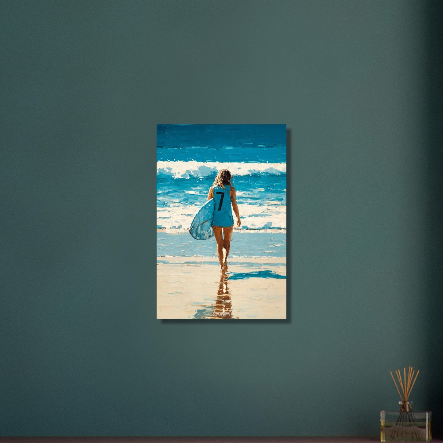 Surfermädchen mit blauem Neopren-Top und einem Surfbrett in der Hand auf Aluminium