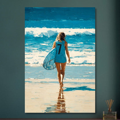 Surfermädchen mit blauem Neopren-Top und einem Surfbrett in der Hand auf Aluminium