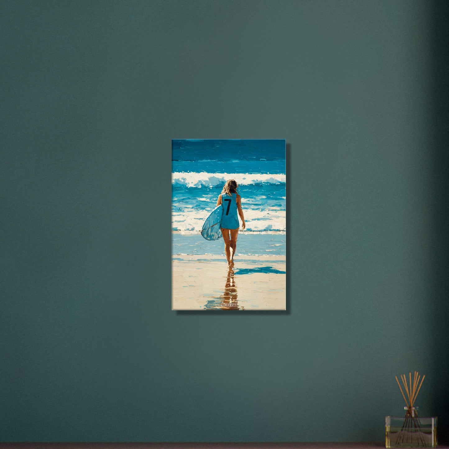 Surfermädchen mit blauem Neopren-Top und einem Surfbrett in der Hand auf einer Leinwand